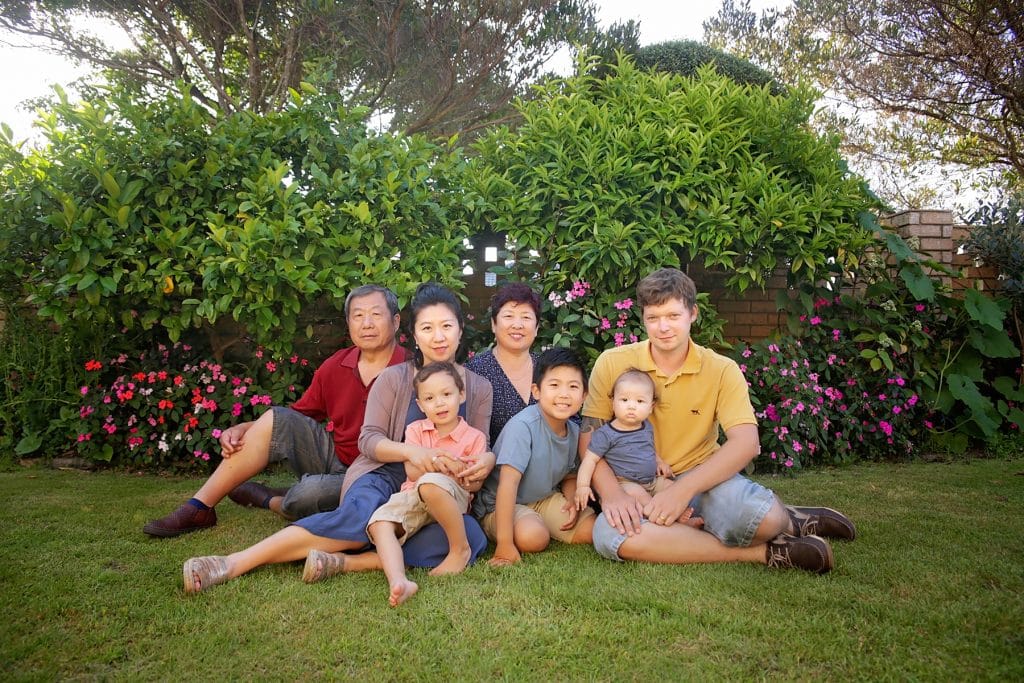 a family portrait at their backyard captured by Tauranga children and family photographer Susanna